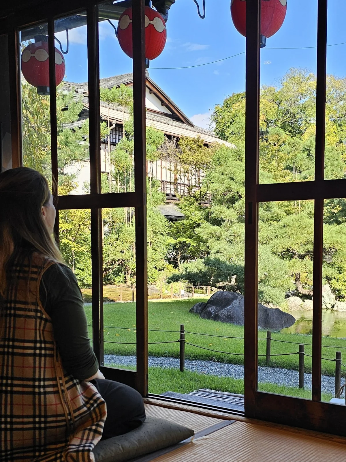 Tamara Jud in einem traditionellen japanischen Teehaus mit Blick in den Garten