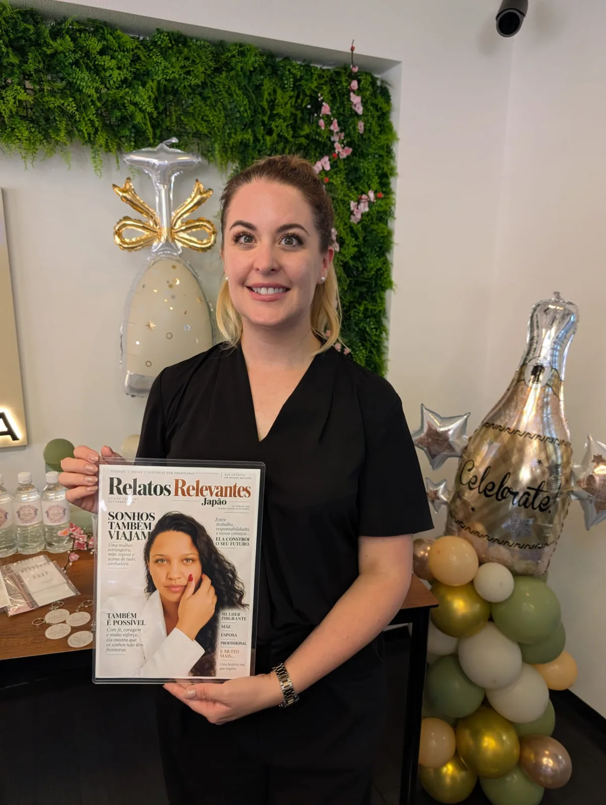 Tamara Jud mit der gedruckten Revista Relatos Relevantes